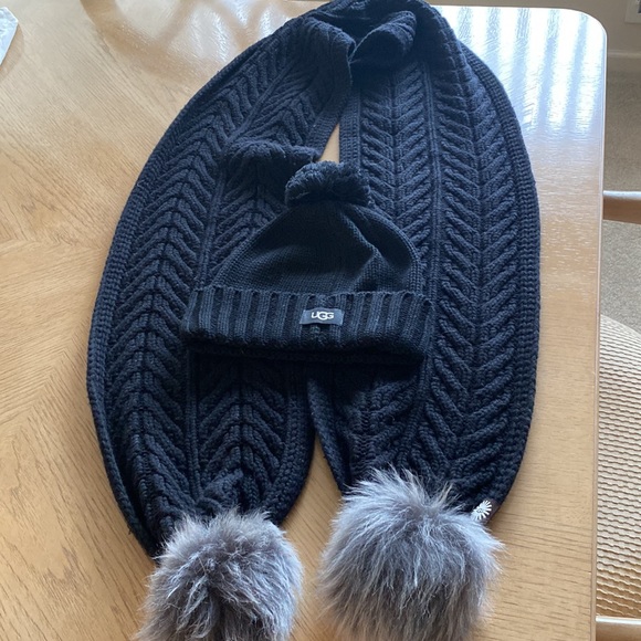 New Womens Ugg black hat and scarf set - Picture 3 of 4